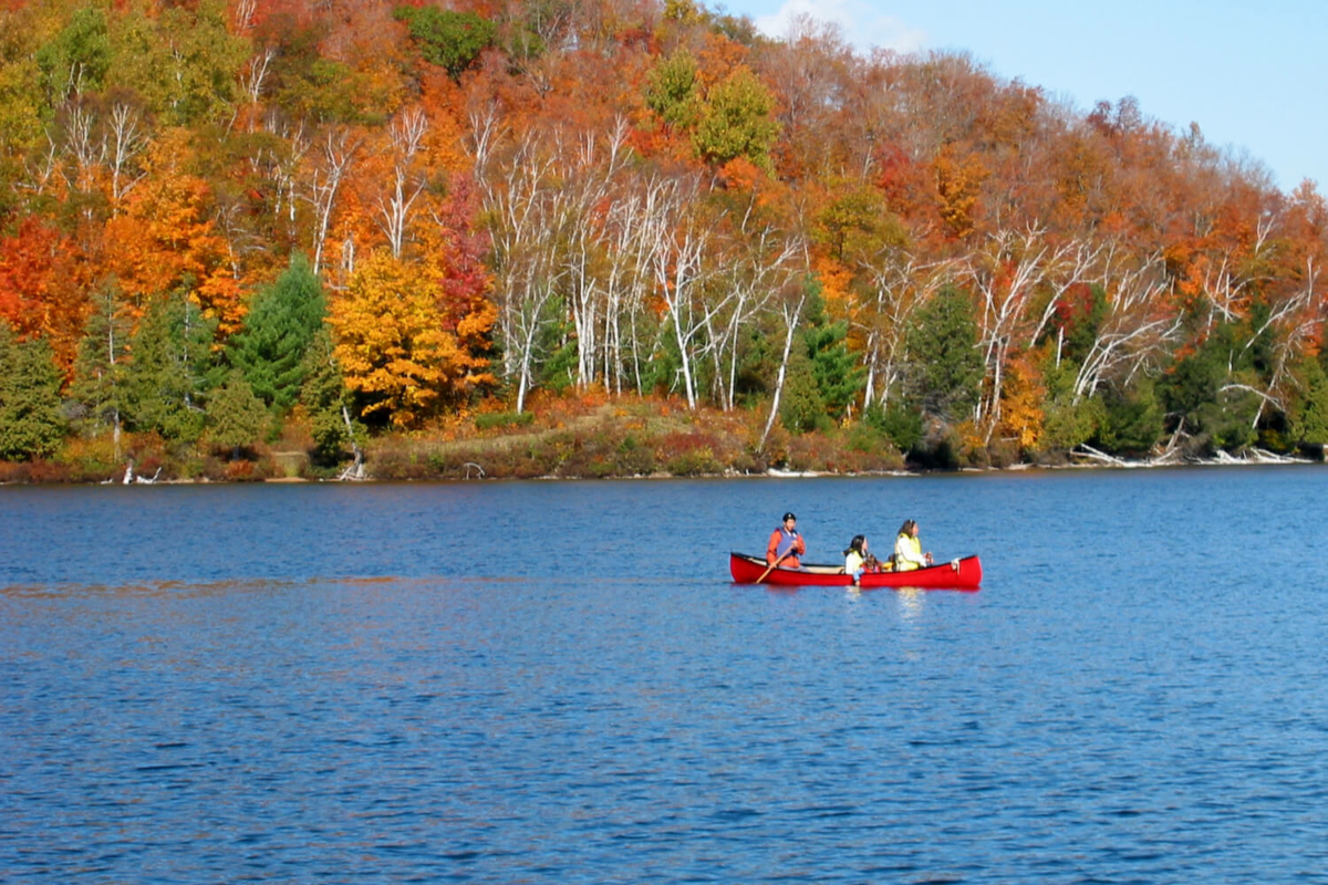 Canoeing In The Poconos During Autumn S Peak Woodloch Resort   Canoeing In The Poconos 1200x800 1 